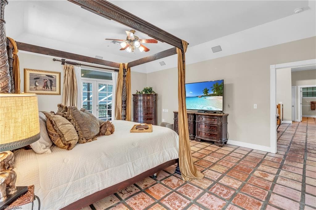 685 11th St NW, Naples, FL 34120-22