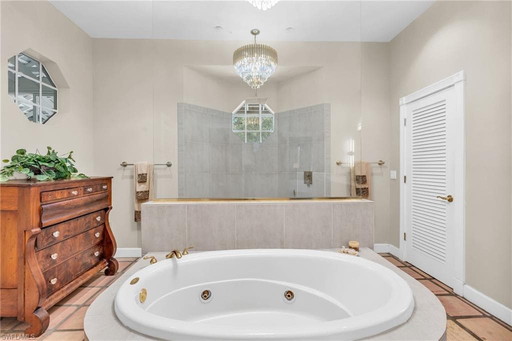 685 11th St NW, Naples, FL 34120-25