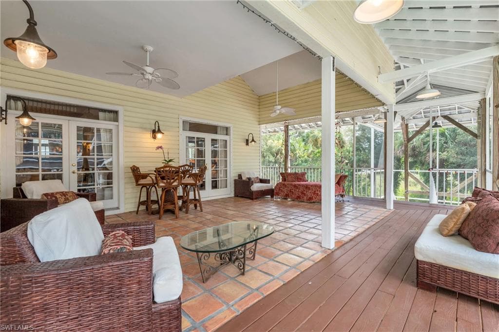 685 11th St NW, Naples, FL 34120-33