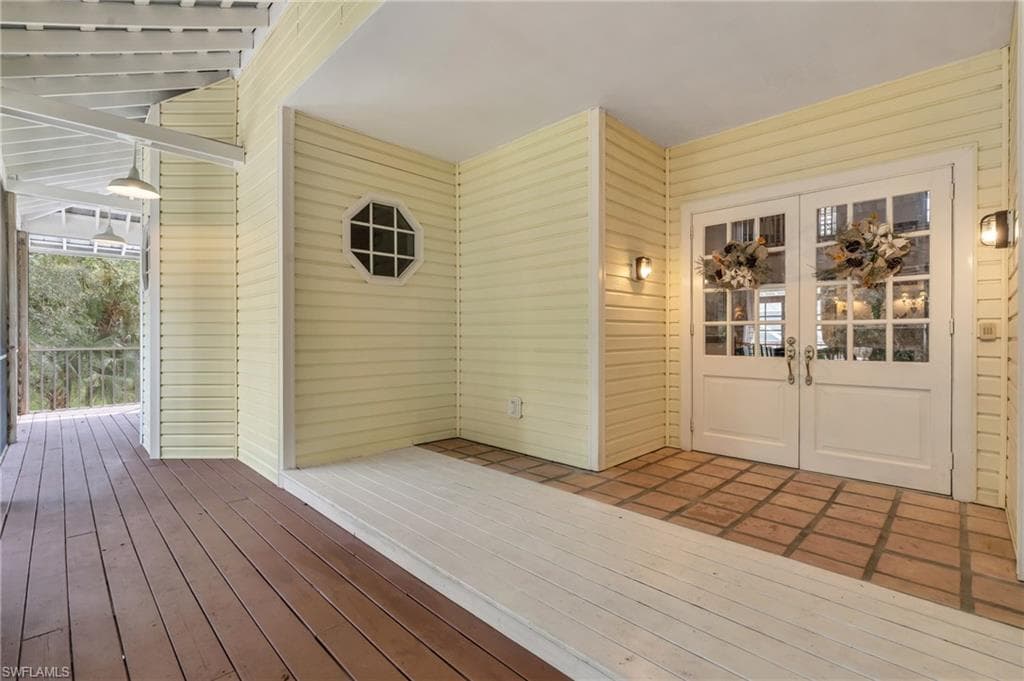 685 11th St NW, Naples, FL 34120-34