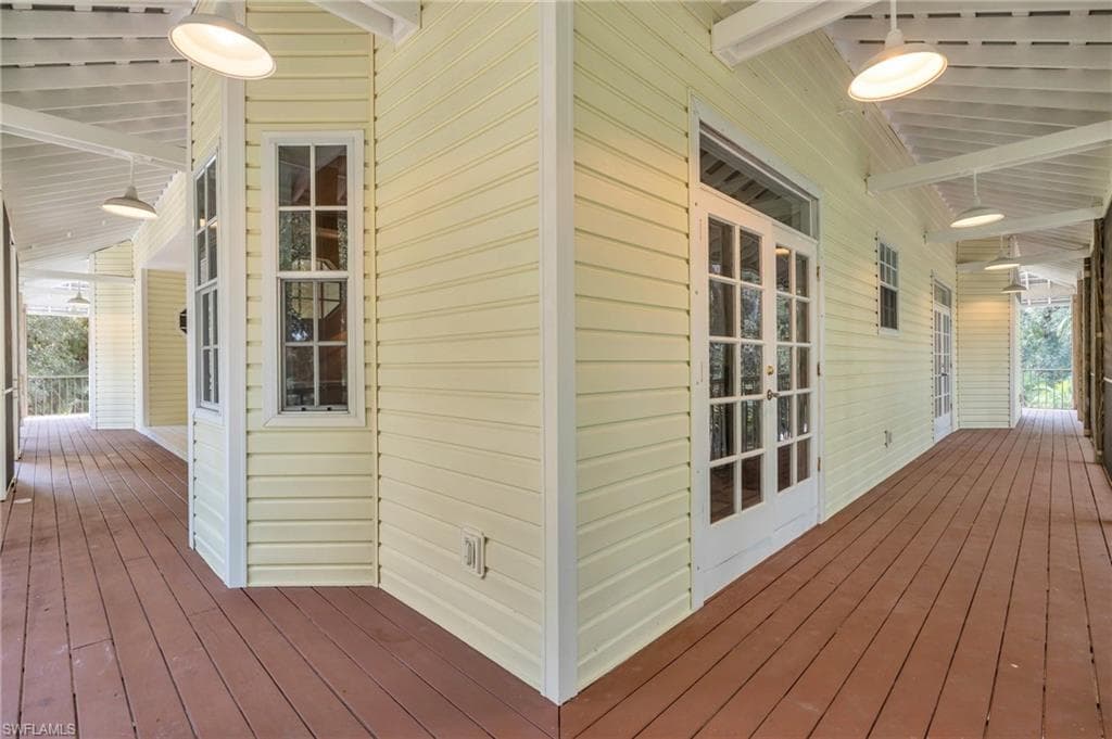 685 11th St NW, Naples, FL 34120-35