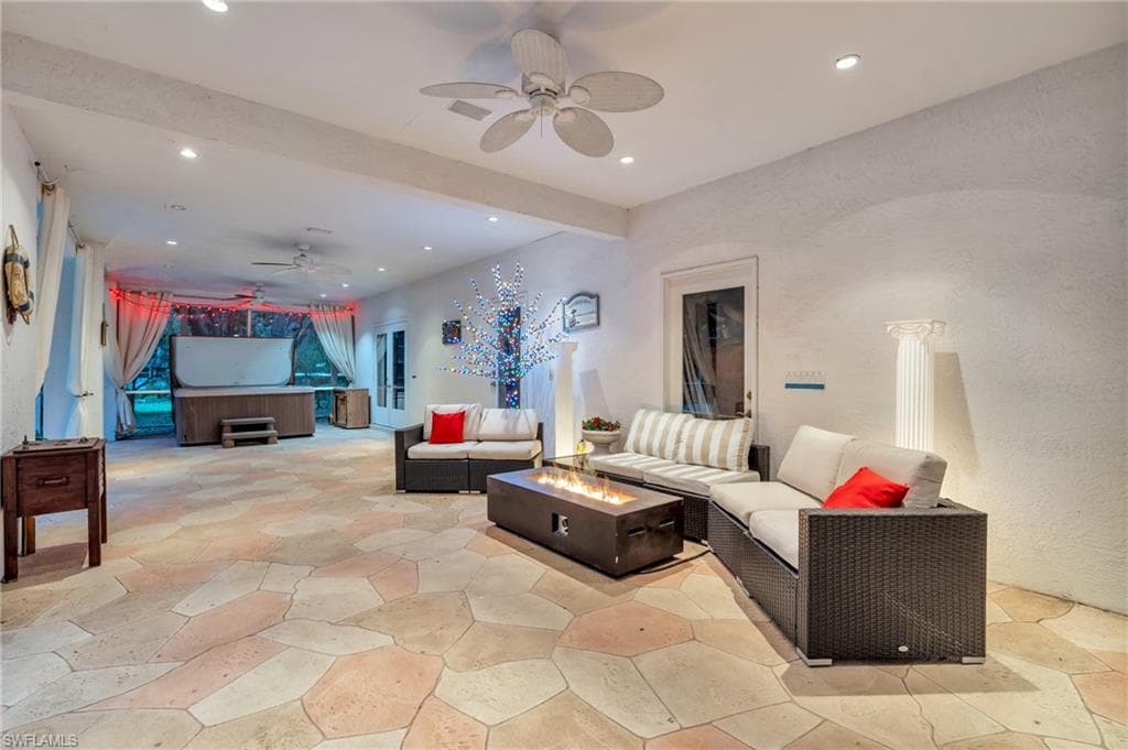 685 11th St NW, Naples, FL 34120-36