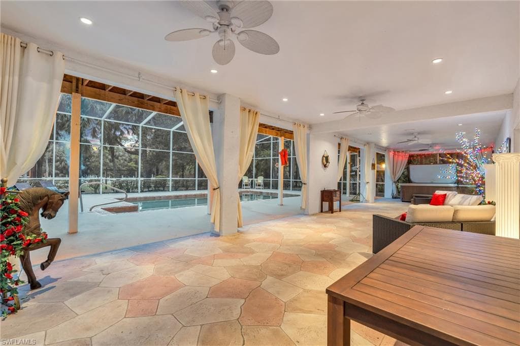 685 11th St NW, Naples, FL 34120-37