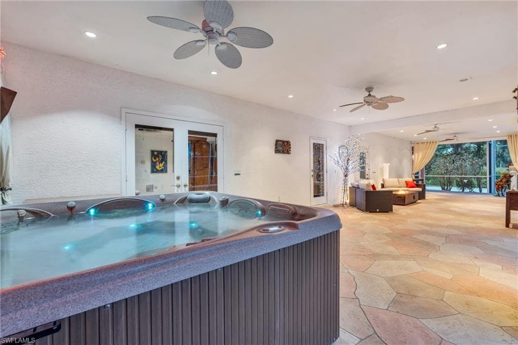 685 11th St NW, Naples, FL 34120-38