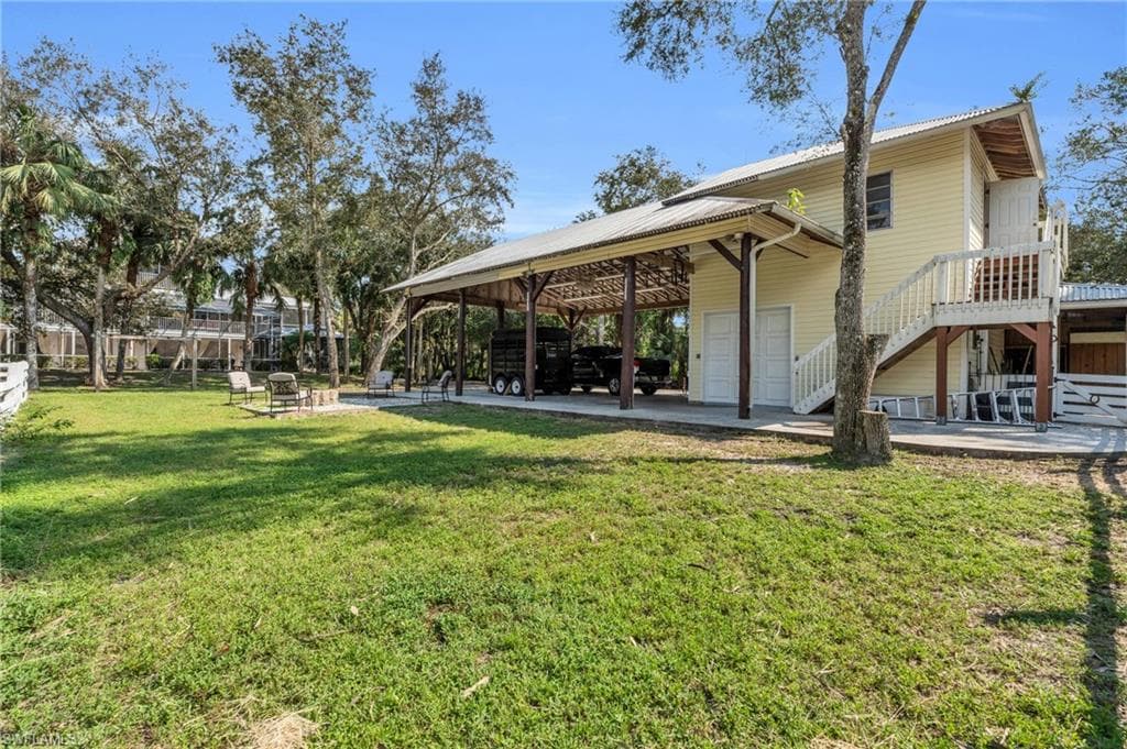 685 11th St NW, Naples, FL 34120-43