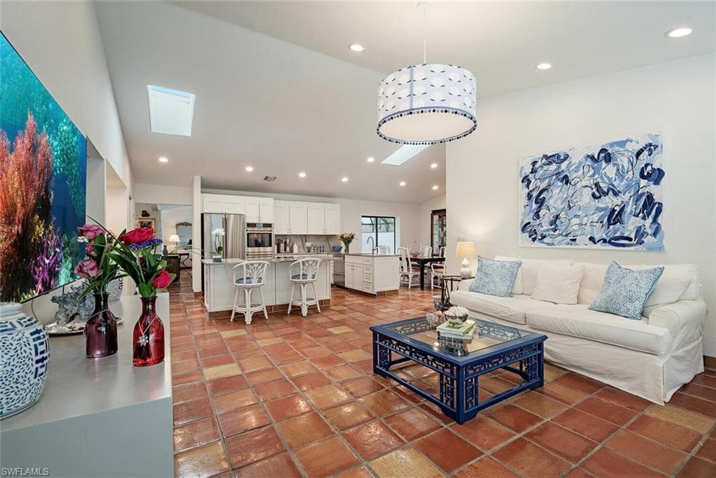 2419 Pine Woods Cir 11, Naples, FL 34105-9