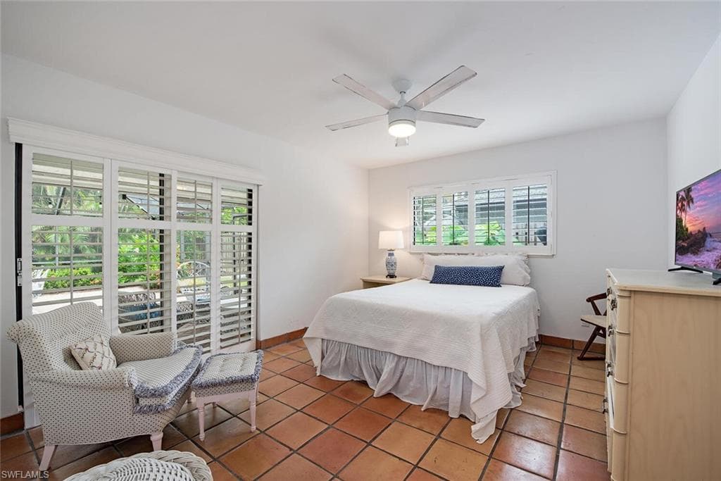 2419 Pine Woods Cir 11, Naples, FL 34105-12