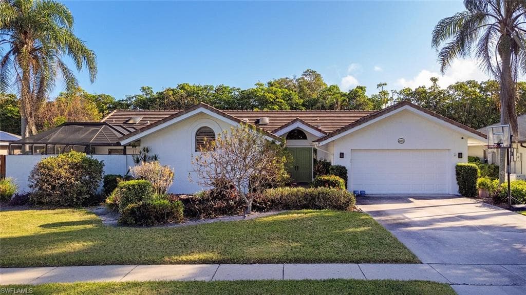 2419 Pine Woods Cir 11, Naples, FL 34105-1