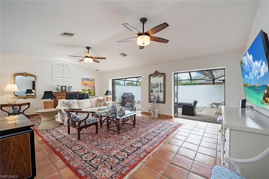 2419 Pine Woods Cir 11, Naples, FL 34105-4