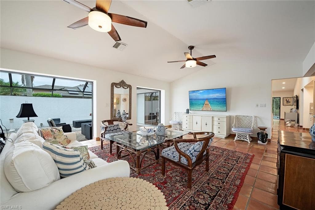 2419 Pine Woods Cir 11, Naples, FL 34105-5