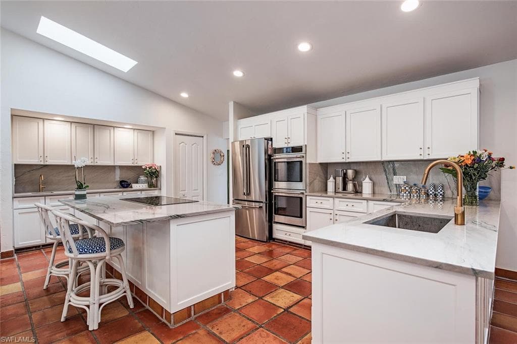 2419 Pine Woods Cir 11, Naples, FL 34105-6