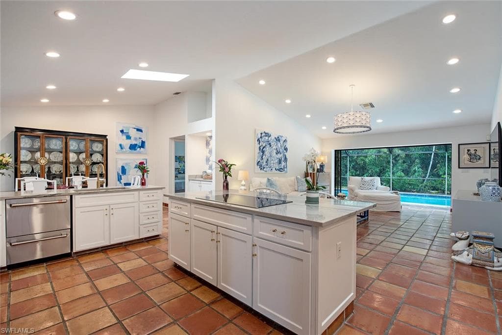 2419 Pine Woods Cir 11, Naples, FL 34105-7