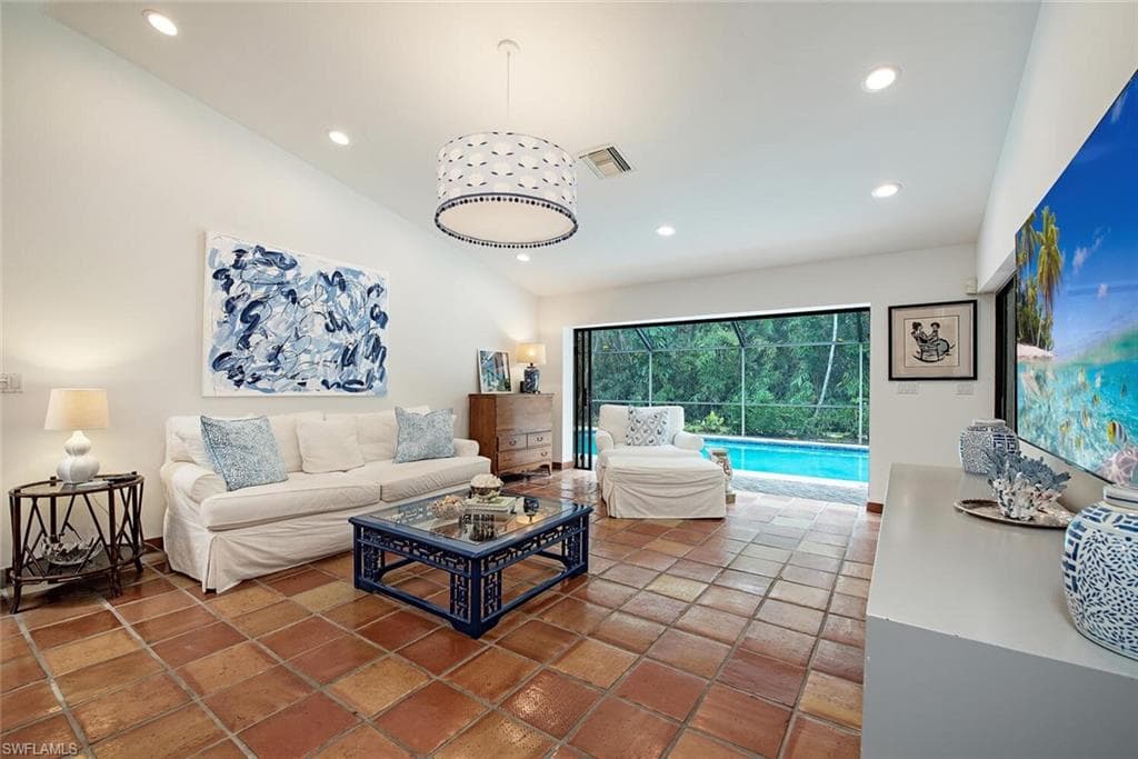 2419 Pine Woods Cir 11, Naples, FL 34105-8