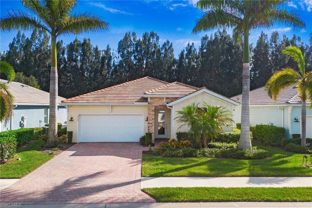 14551 Topsail Dr, Naples, FL 34114-4