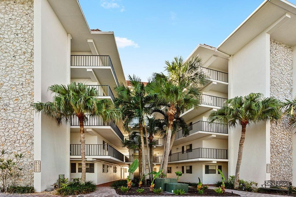 222 Harbour Dr 314, Naples, FL 34103-17