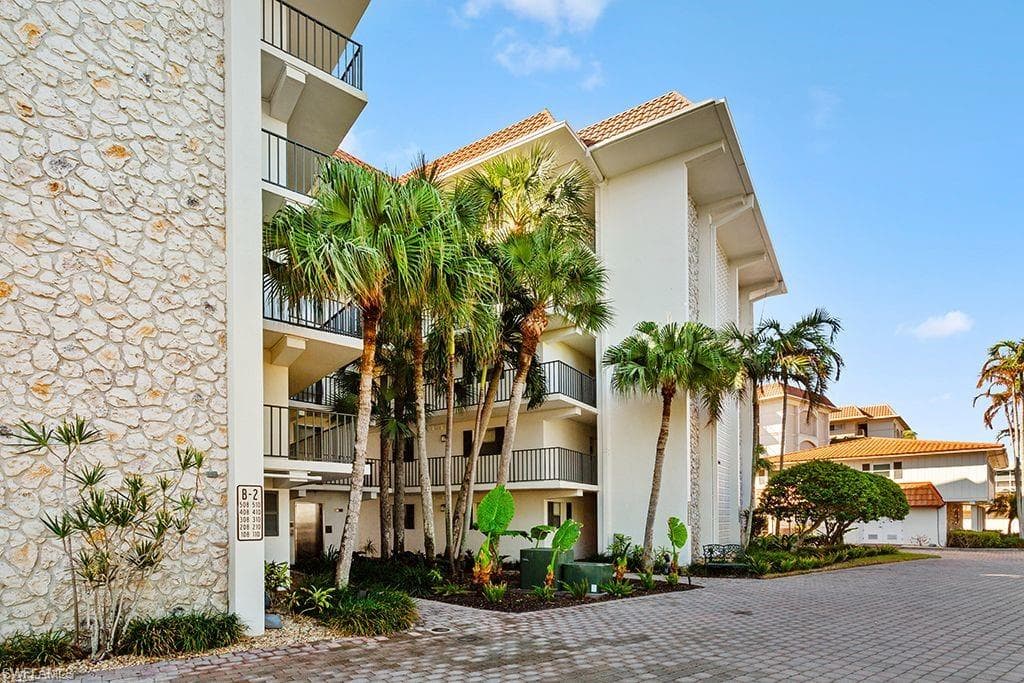 222 Harbour Dr 314, Naples, FL 34103-18