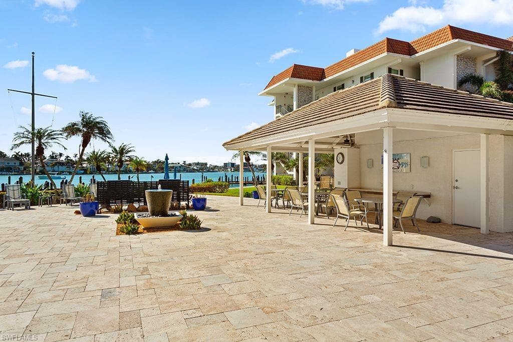 222 Harbour Dr 314, Naples, FL 34103-21