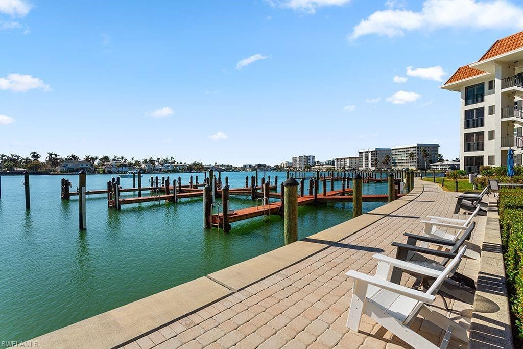 222 Harbour Dr 314, Naples, FL 34103-25