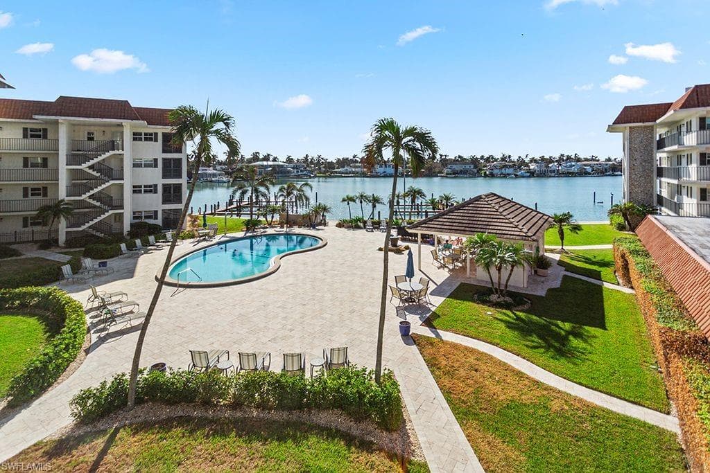 222 Harbour Dr 314, Naples, FL 34103-3