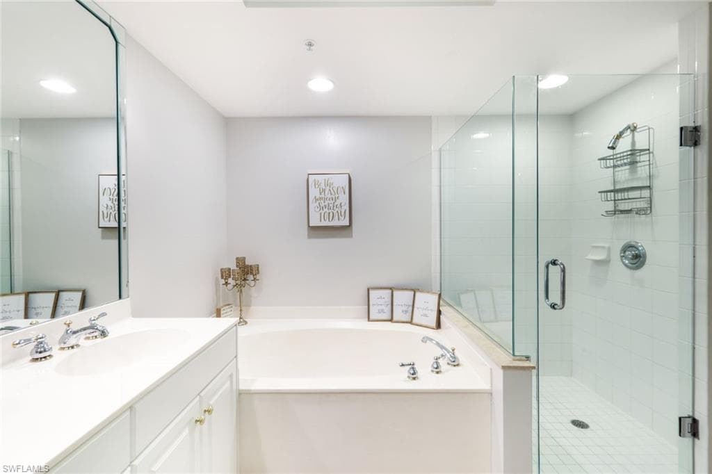 300 Dunes Blvd 505, Naples, FL 34110-26