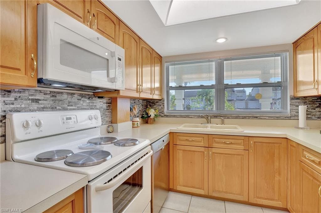 8 Watercolor Way 8, Naples, FL 34113-8