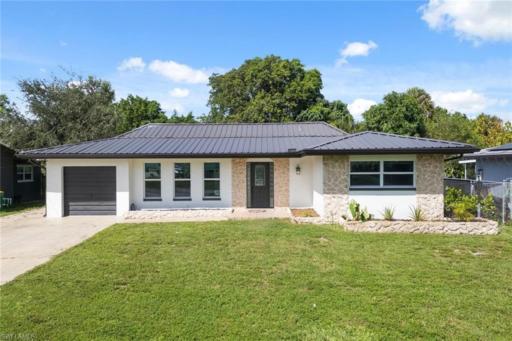 2185 41st Ter SW, Naples, FL 34116-1