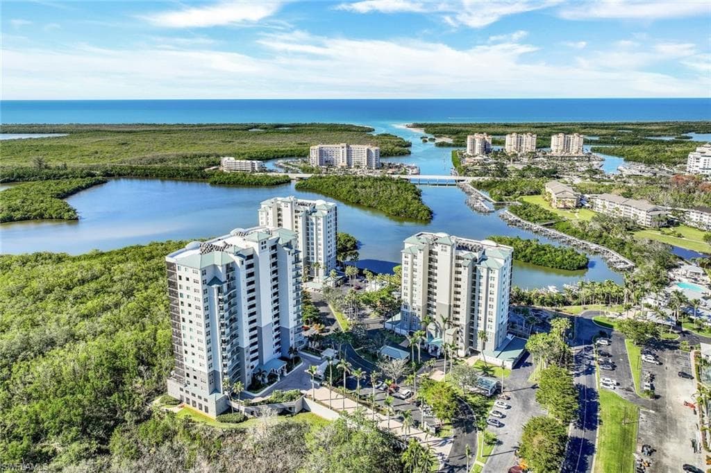 425 Cove Tower Dr 701, Naples, FL 34110-9