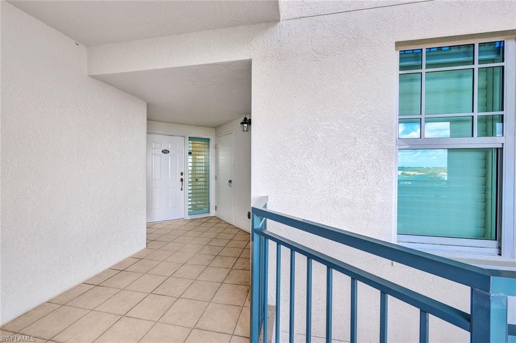 425 Cove Tower Dr 701, Naples, FL 34110-12