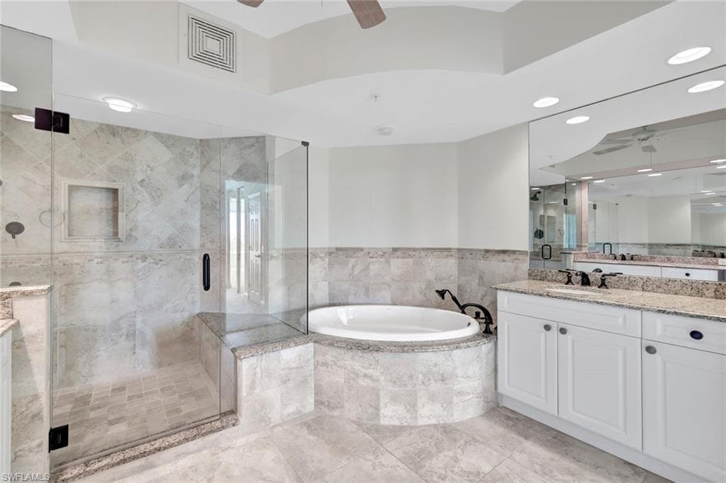 425 Cove Tower Dr 701, Naples, FL 34110-26