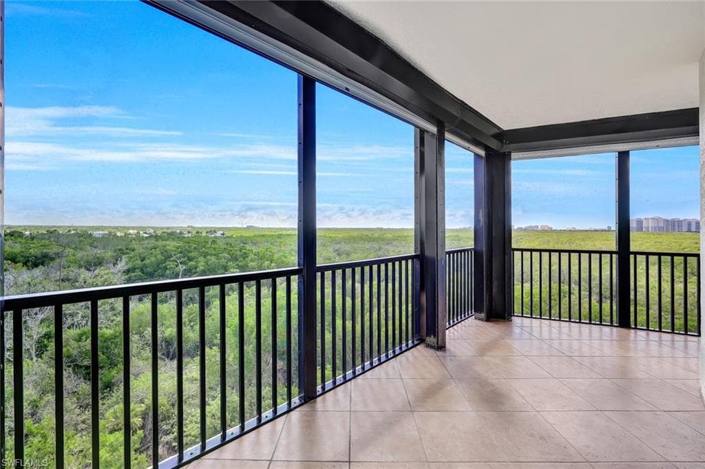 425 Cove Tower Dr 701, Naples, FL 34110-38