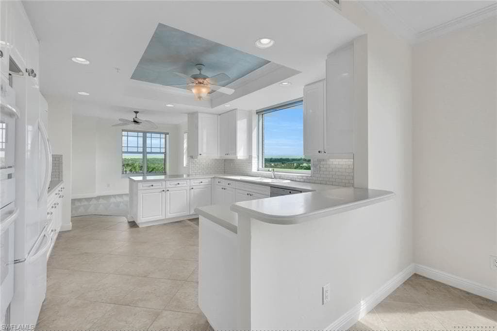 425 Cove Tower Dr 701, Naples, FL 34110-3