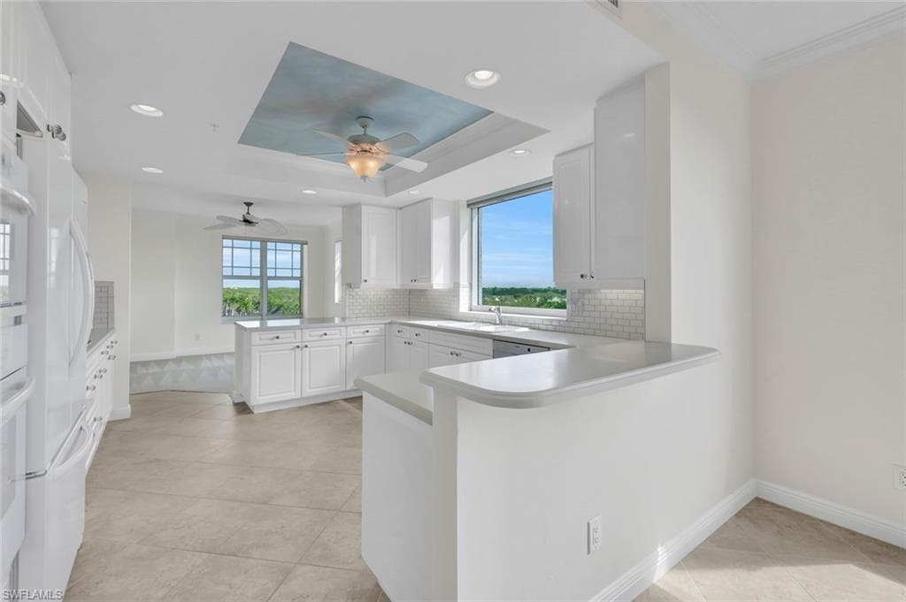 425 Cove Tower Dr 701, Naples, FL 34110-3