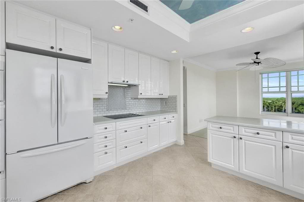 425 Cove Tower Dr 701, Naples, FL 34110-4