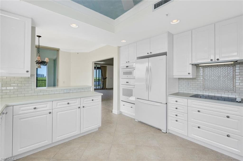 425 Cove Tower Dr 701, Naples, FL 34110-5