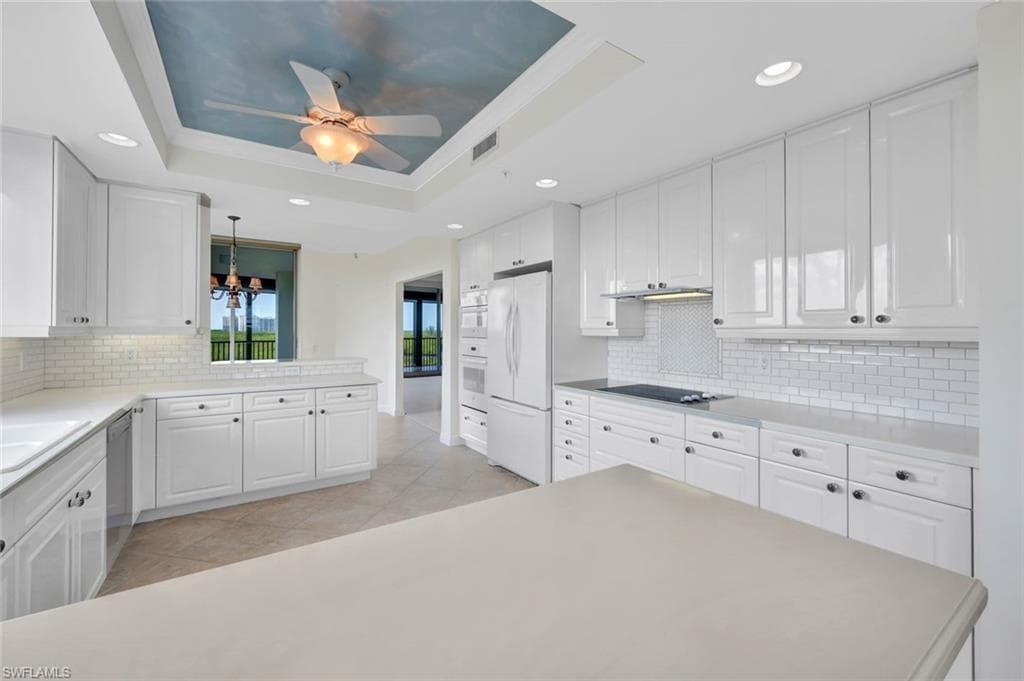 425 Cove Tower Dr 701, Naples, FL 34110-8
