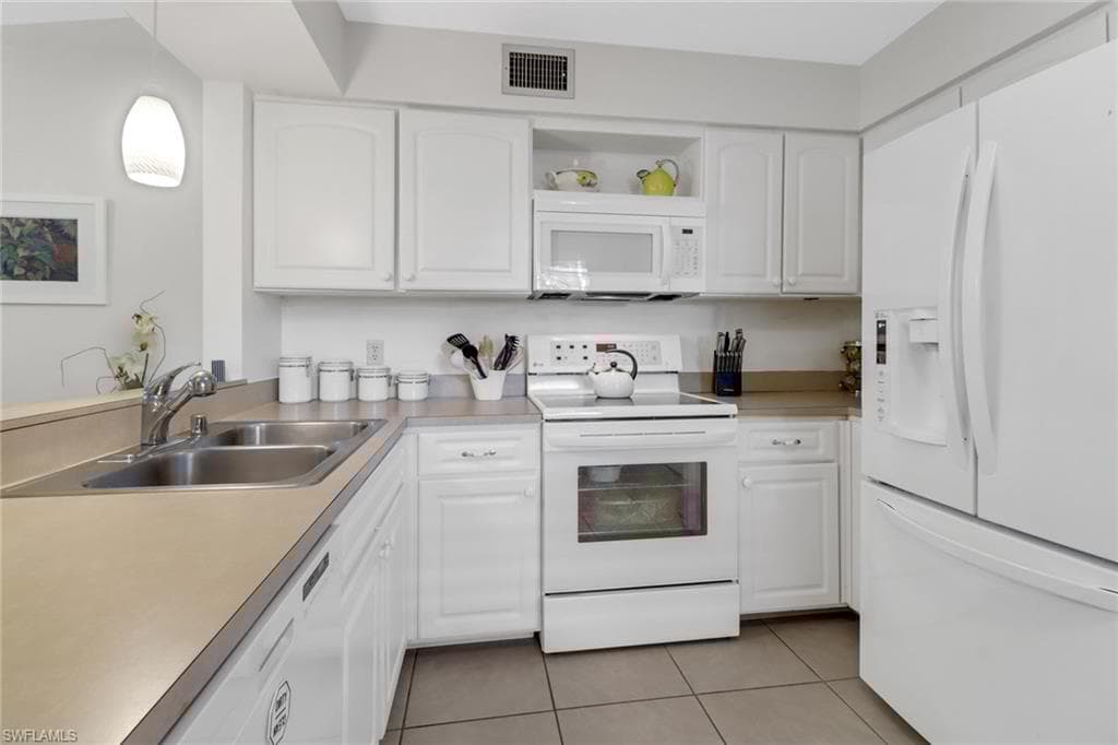1051 Foxfire Ln 105, Naples, FL 34104-9