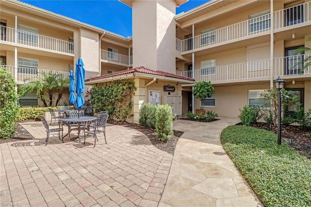 1051 Foxfire Ln 105, Naples, FL 34104-2