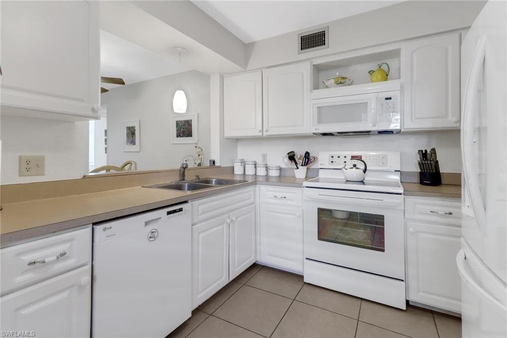 1051 Foxfire Ln 105, Naples, FL 34104-5