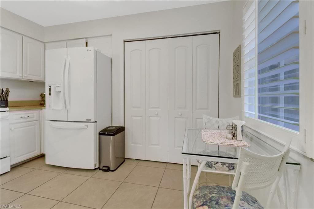 1051 Foxfire Ln 105, Naples, FL 34104-8