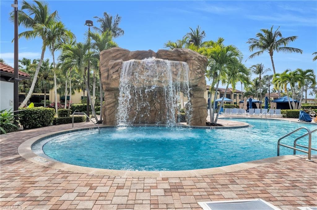 985 Sandpiper St I-103, Naples, FL 34102-2