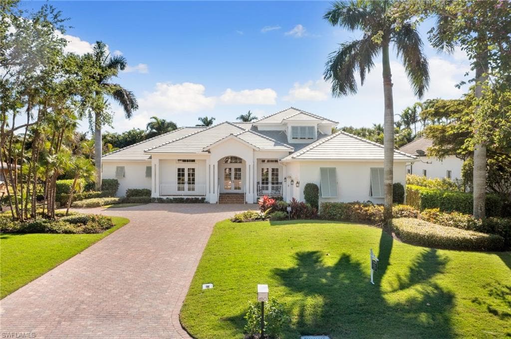 650 Bow Line Dr, Naples, FL 34103-1