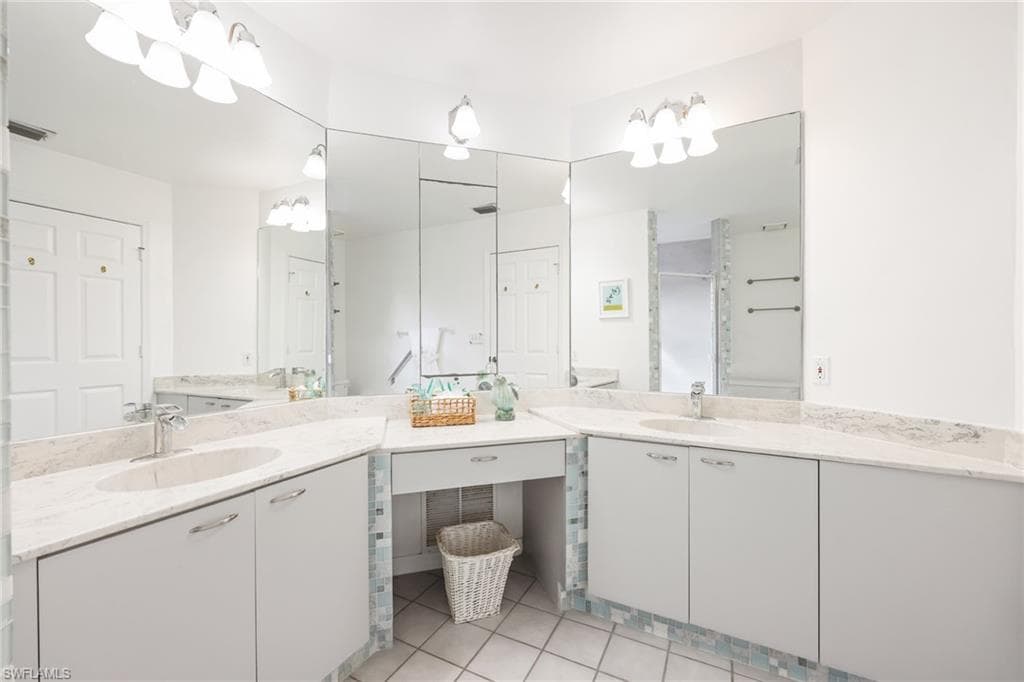 2560 Citrus Lake Dr V-201, Naples, FL 34109-16