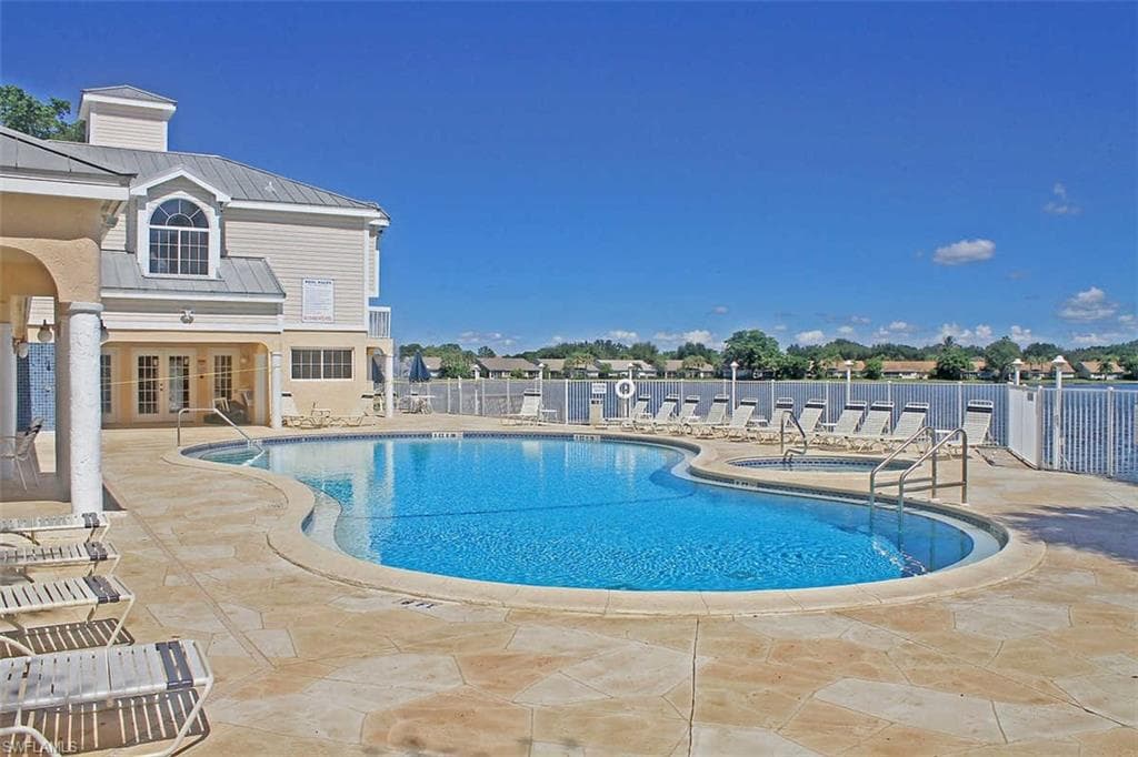 2560 Citrus Lake Dr V-201, Naples, FL 34109-34