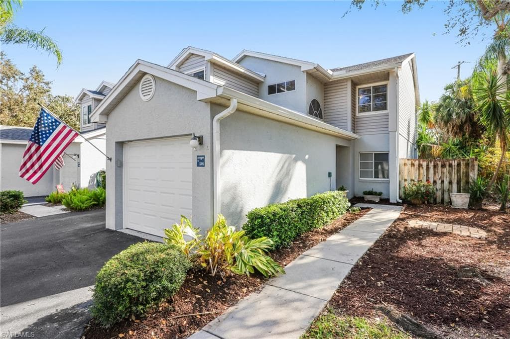 2560 Citrus Lake Dr V-201, Naples, FL 34109-3
