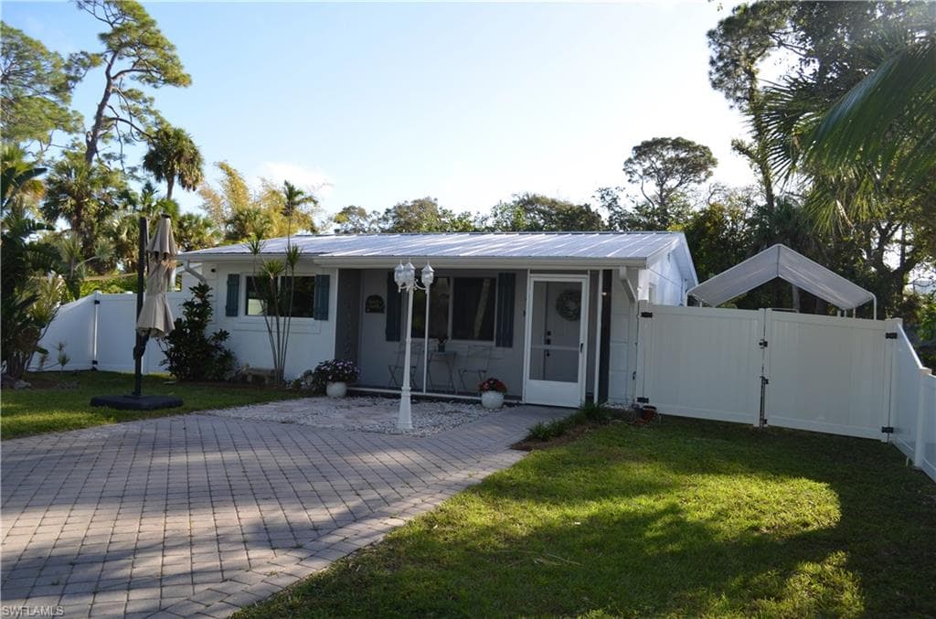 1447 Shadowlawn Dr, Naples, FL 34104-2