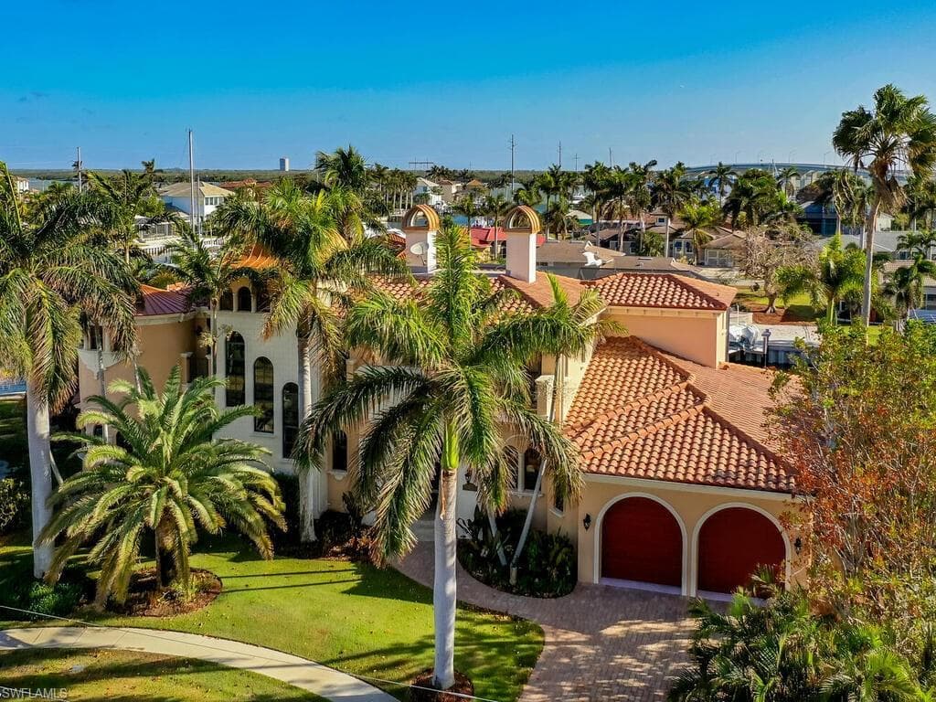 867 Chestnut Ct, Marco Island, FL 34145-1