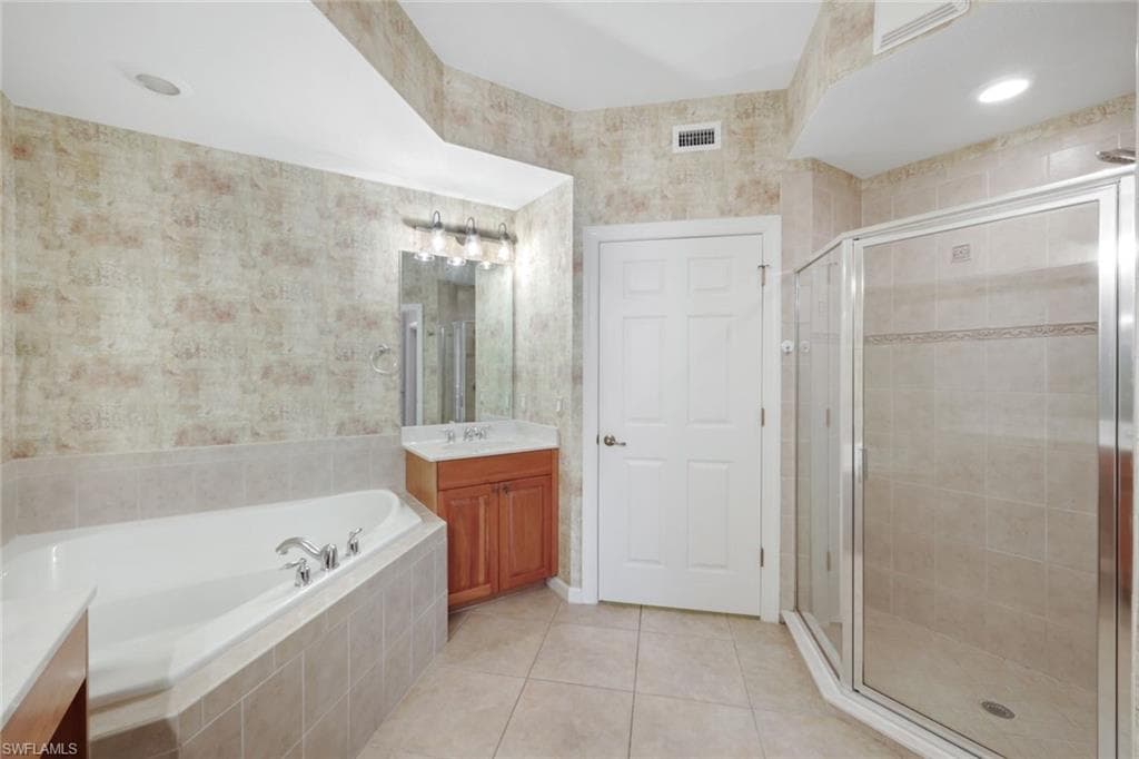 8763 Coastline Ct 8-101, Naples, FL 34120-15