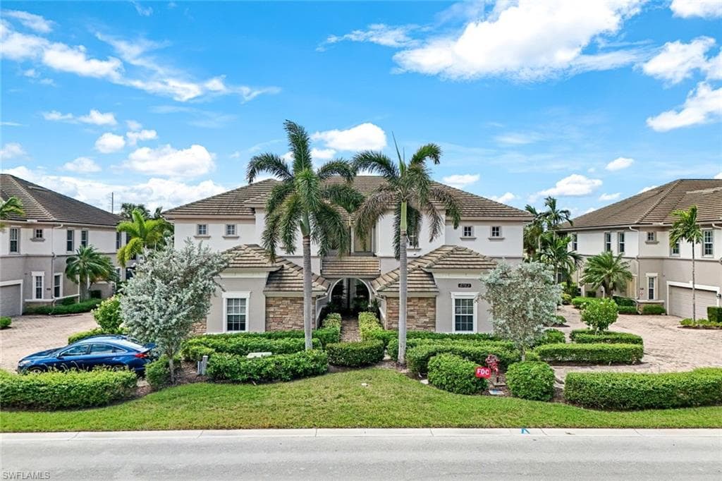 8763 Coastline Ct 8-101, Naples, FL 34120-1