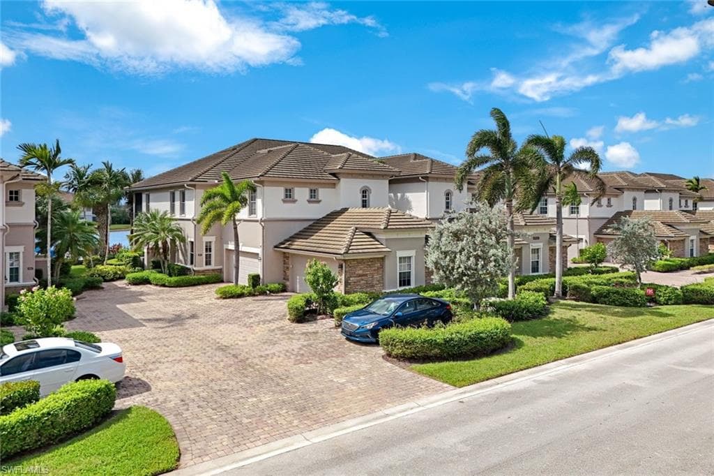 8763 Coastline Ct 8-101, Naples, FL 34120-3