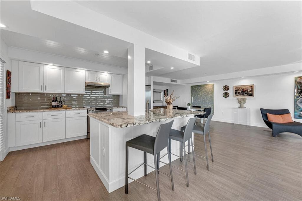 222 Harbour Dr 503, Naples, FL 34103-15